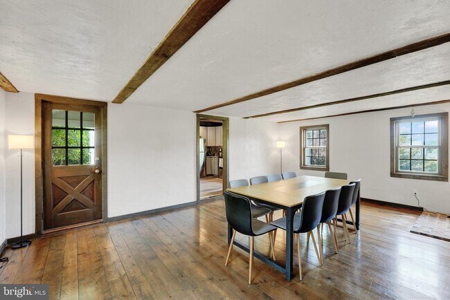 Building Photo - 211 Gale Ln