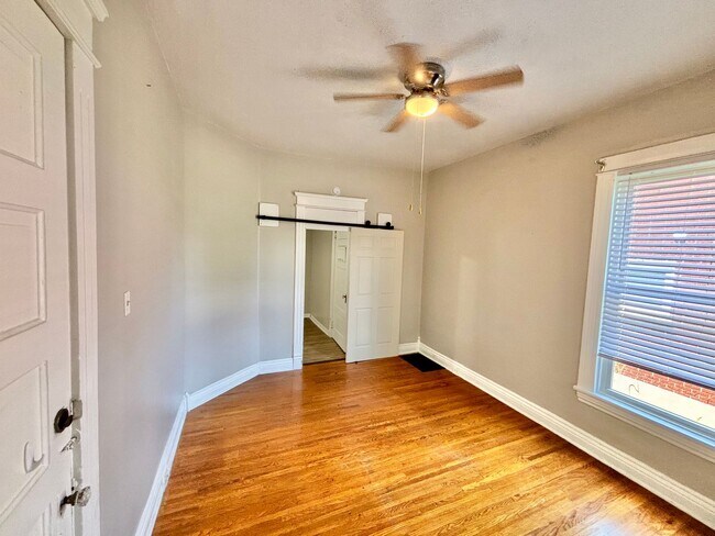 Building Photo - Beechmont Neighborhood - 1 Bed 1 Bath with Balcony and Central Air
