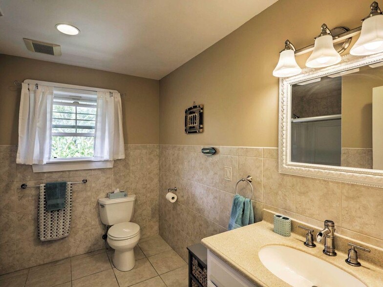 Building Photo - 835 N Kalaheo Ave