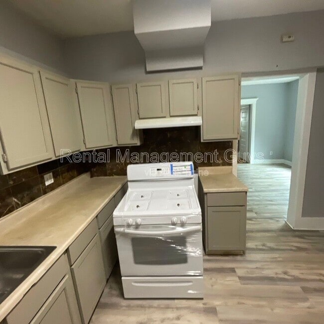 Building Photo - 2931 N Bryant Ave