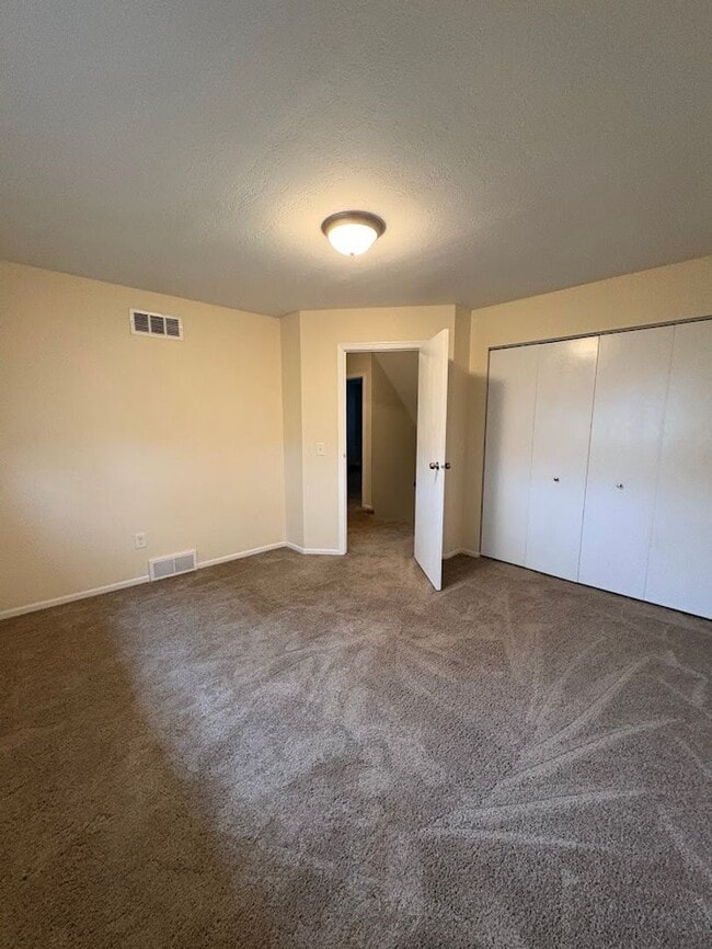 Building Photo - Beautiful and spacious 3 bedroom 2.5 bathroom townhome available for rent