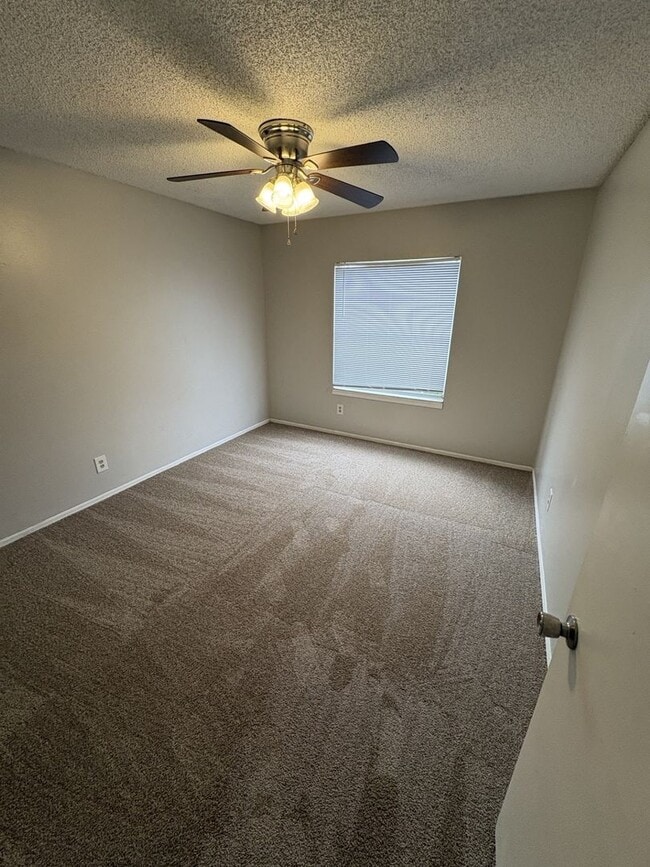 Building Photo - 1st floor 2 bedroom 2 bathroom