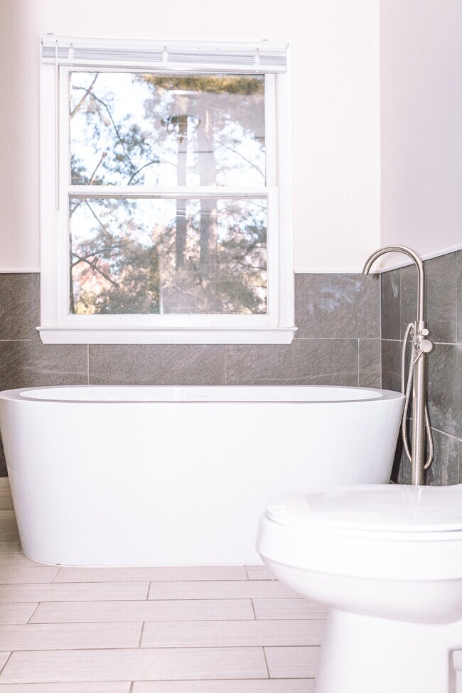 Building Photo - 9808 Emerald Point Dr