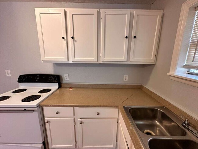 Building Photo - 306 Lake Rd