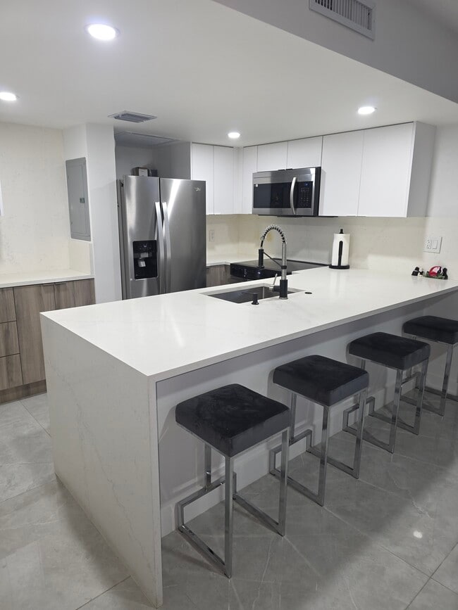 Building Photo - 6446 Miami Lakes Dr