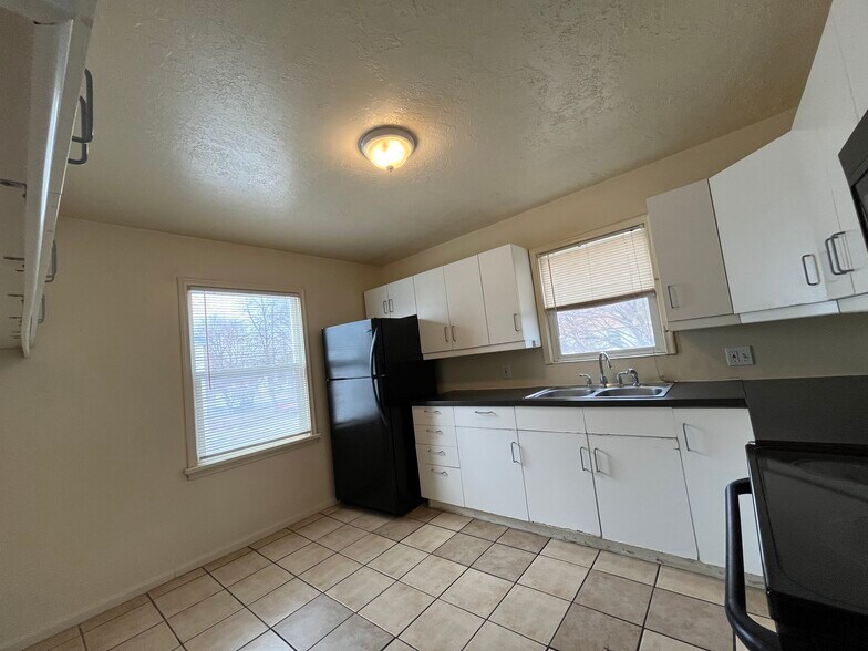 Building Photo - 332 E Utopia Ave