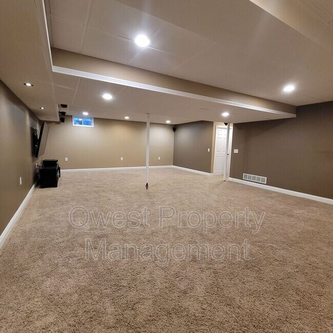 Building Photo - 79 River St