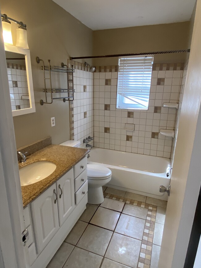 Bathroom - 4470 Zenobia St