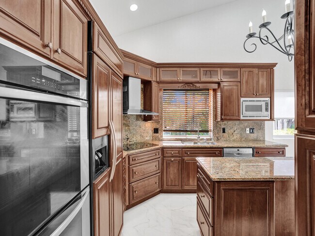 Building Photo - 762 Crescent Way