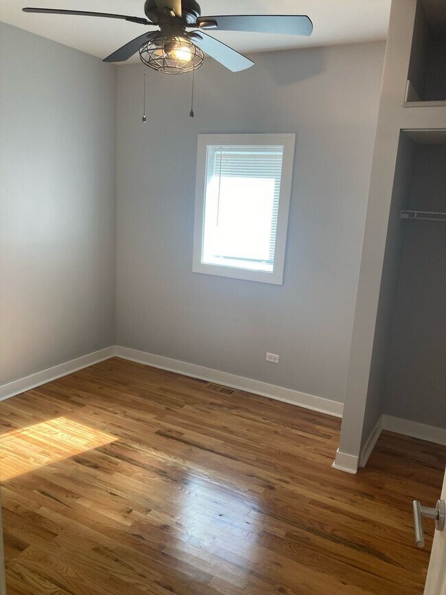 Building Photo - 1929 W Montrose Ave