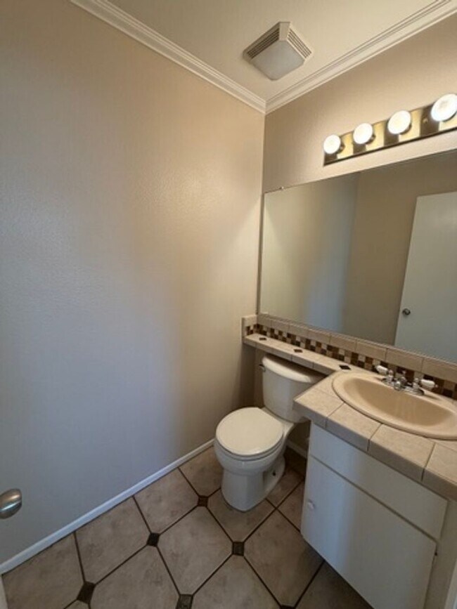 Building Photo - 941 Pinyon Ct