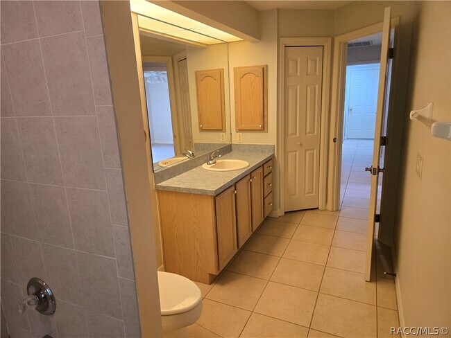 Building Photo - 14 Hollyhock Ct