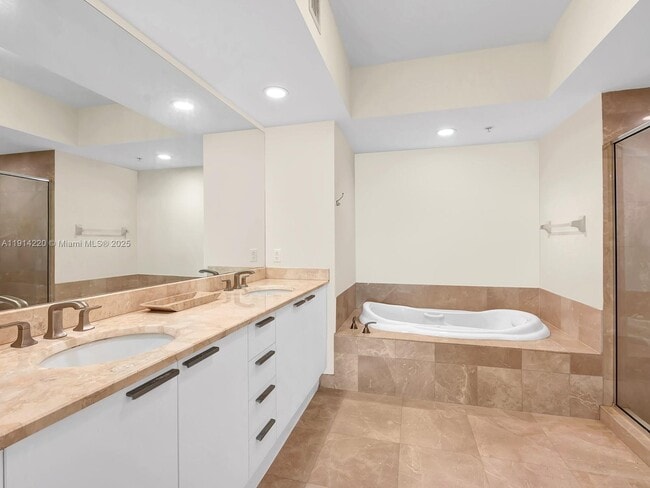 Building Photo - 15051 Royal Oaks Ln