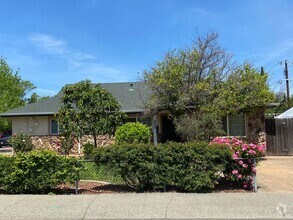 Building Photo - Nice 3 bedroom 1 bath with office, walking...