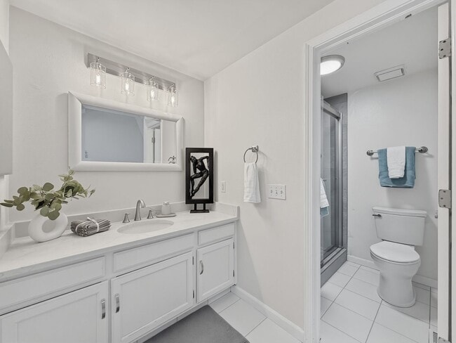Building Photo - Move-In Ready Townhome!