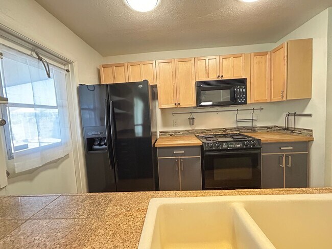 Building Photo - 4 Bedroom, 2 Bathroom Updated home with Pool!