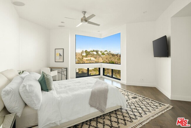 Building Photo - 2231 Sunset Plaza Dr