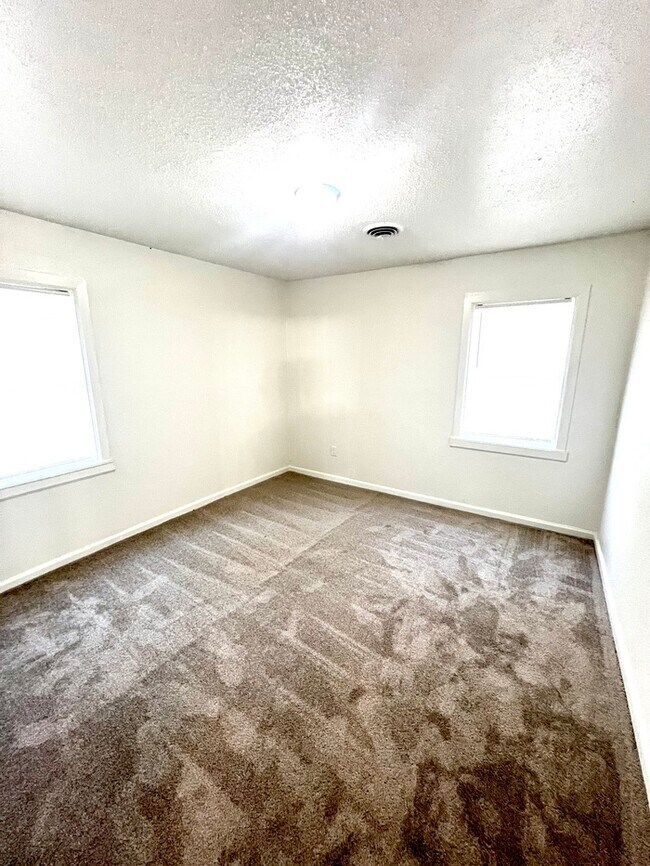 Building Photo - Newly Renovated Home