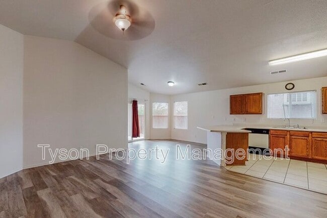 Building Photo - 633 Valley Meadows Dr