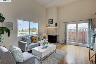 Building Photo - Bright 3 Bedroom Townhome in Newark