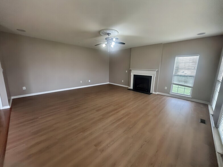 Family room - 15024 Burgandine Ave