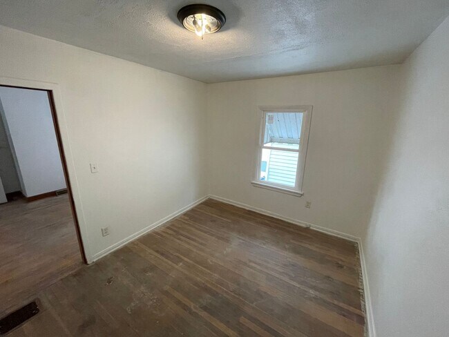 Building Photo - 2-Bedroom House - Section 8