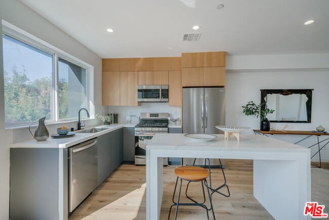 Building Photo - 739 Mariposa Ave