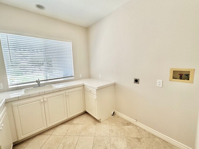 Building Photo - 4286 La Canada Rd