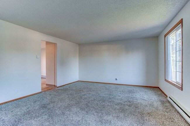 Building Photo - Spacious 3 bedroom 1.5 bath townhome Hillsboro!