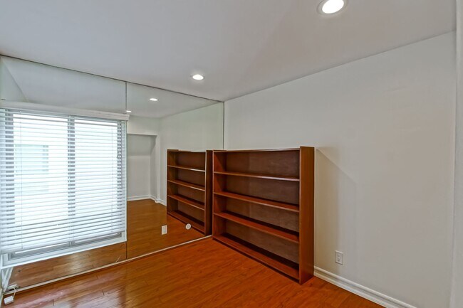 Building Photo - BRIGHT & AIRY, REAR-UNIT TOWNHOUSE W/ SPACIOUS PATIO, BALCONY & HUGE 2-CAR GARAGE IN GATED COMMUN...