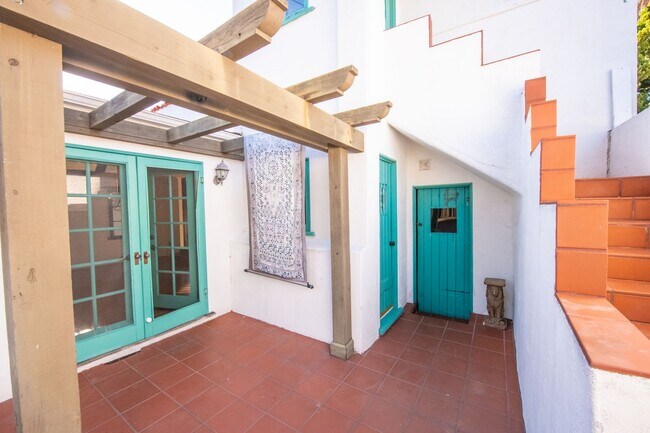 Building Photo - Windansea Spanish Charmer!