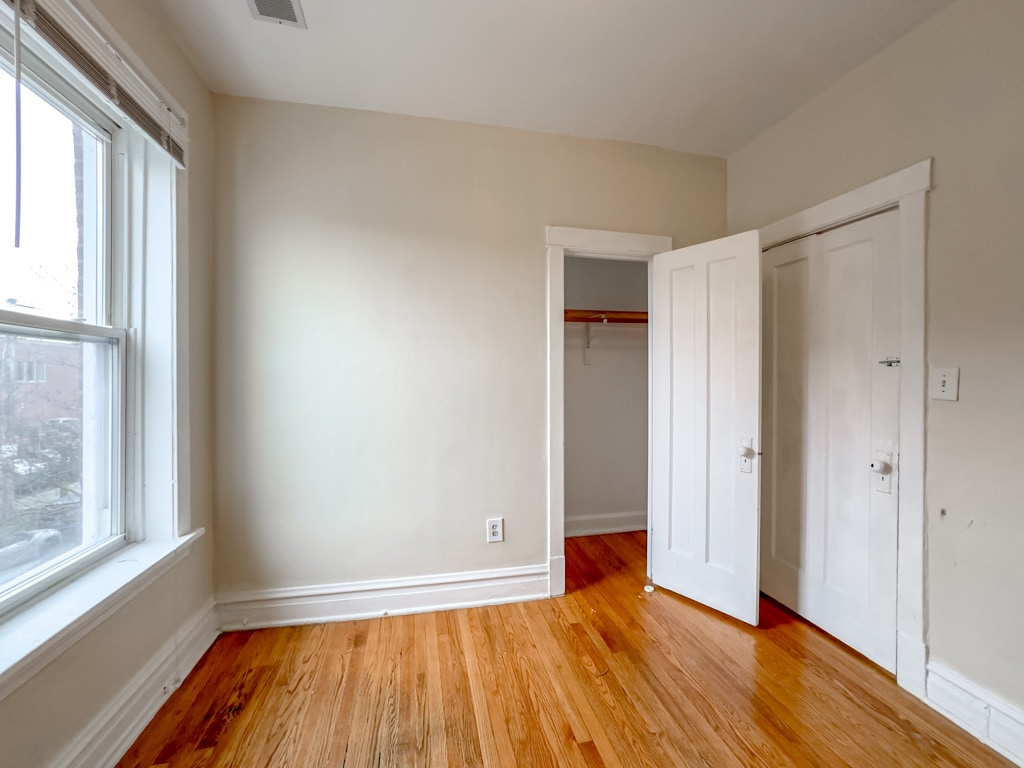 Building Photo - 5000 N Sawyer Ave