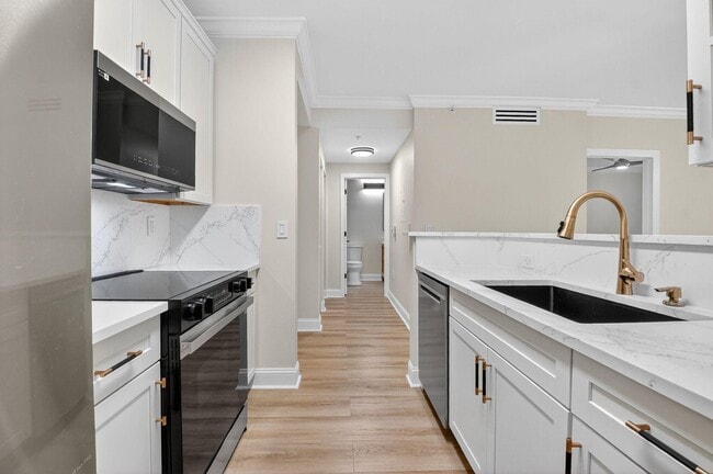 Building Photo - 630 S Sapodilla Ave