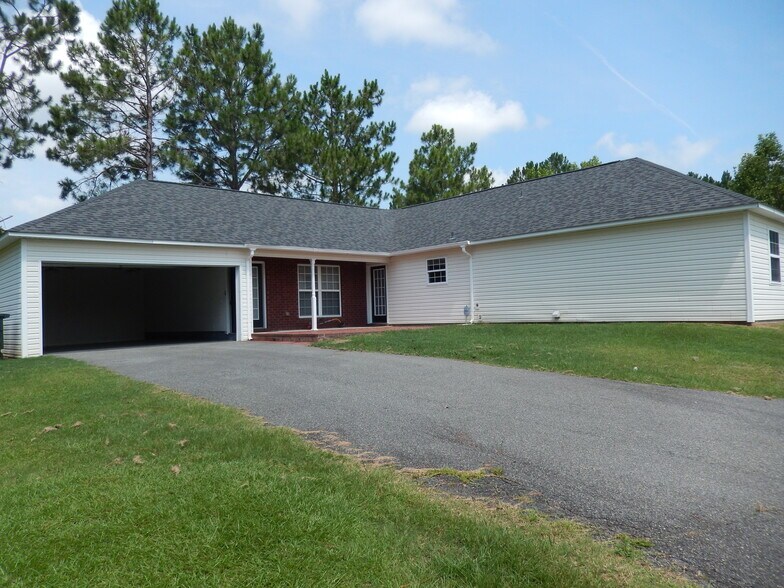Two Car Garage with Back Patio - 2065 Pinemount Blvd