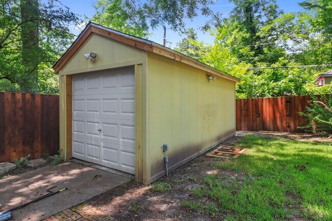 Building Photo - 307 Circle Dr
