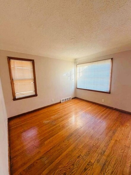 Building Photo - 15625 Bringard Dr