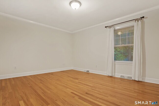 Building Photo - 6 Silvermine Ave