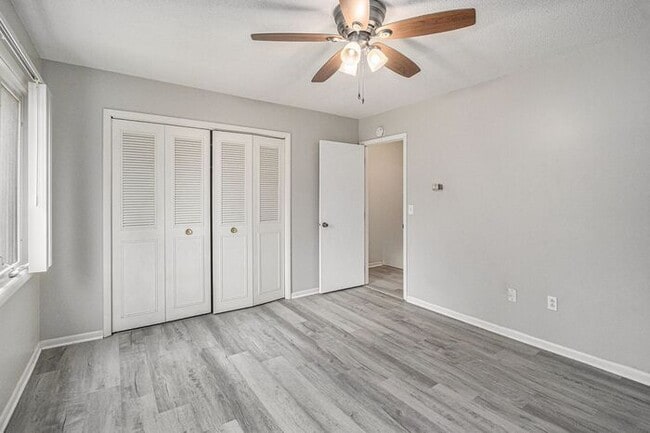 Building Photo - $1250 /2-bedr/1.5 bath town house duplex; tenant pays only electric (Kalamazoo)