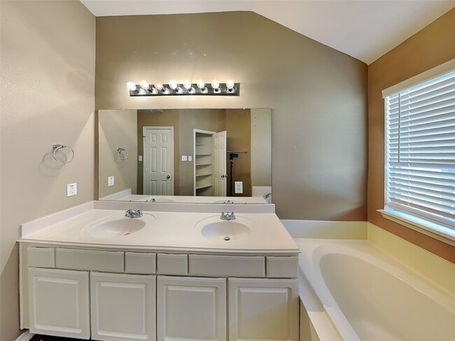 Building Photo - 18494 Sunrise Pines Dr