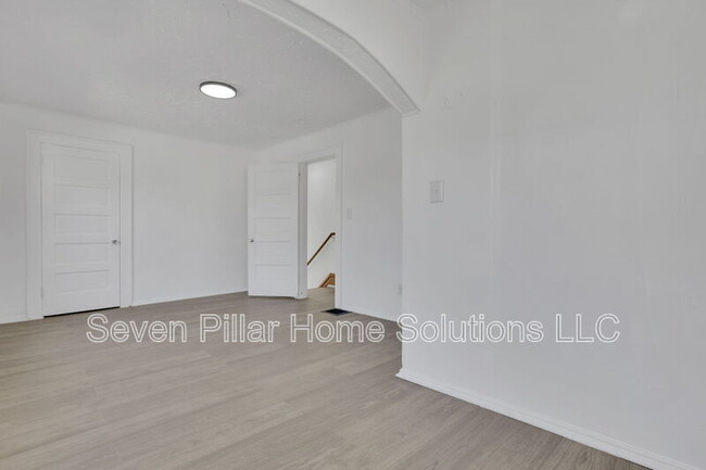 Building Photo - 121 S Terrace Ave