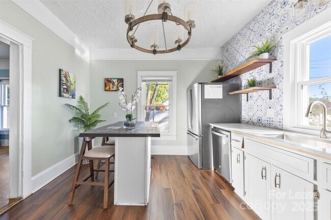 Building Photo - 604 Pearl Ave