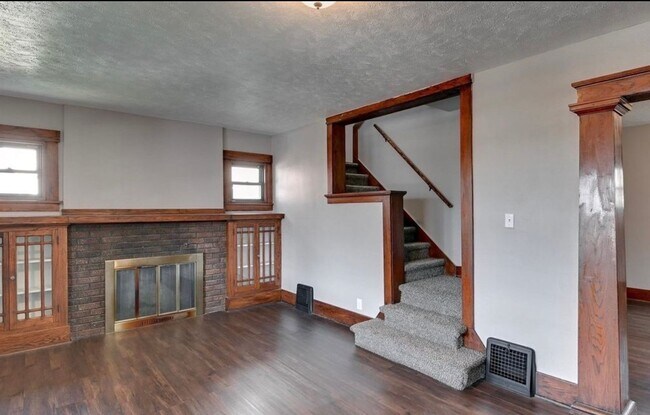 Building Photo - Beautiful & Spacious 3 Bedroom, 2 Bathroom Home in South Omaha – 1,872 Sq Ft