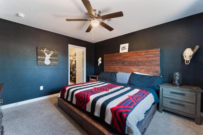 Building Photo - 2 Bedroom 1 bath Single Story Home on Large Lot with Solar and Water Purification