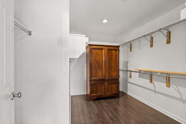 Building Photo - 2036 Kaiser Dr