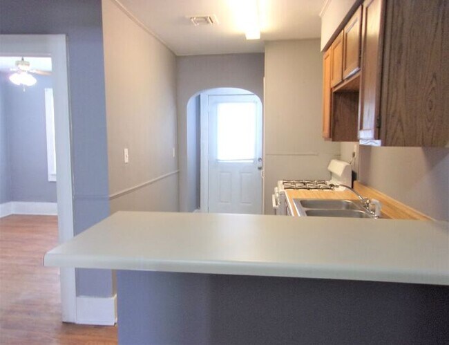 Building Photo - 1 BED 1 BATH 1 CAR DETACHED GARAGE CRESTWO...