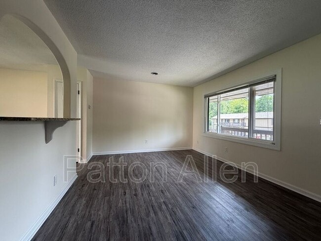 Building Photo - 28 Dawnwood Cir