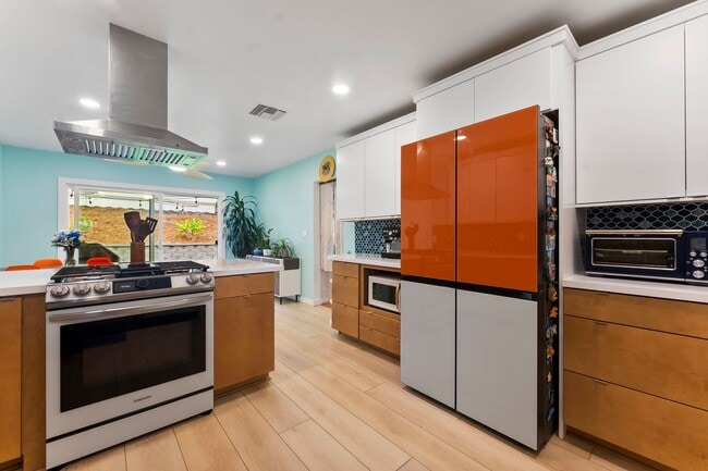Building Photo - SPACIOUS 4 BEDROOM/2 BATHROOM HOME FOR REN...