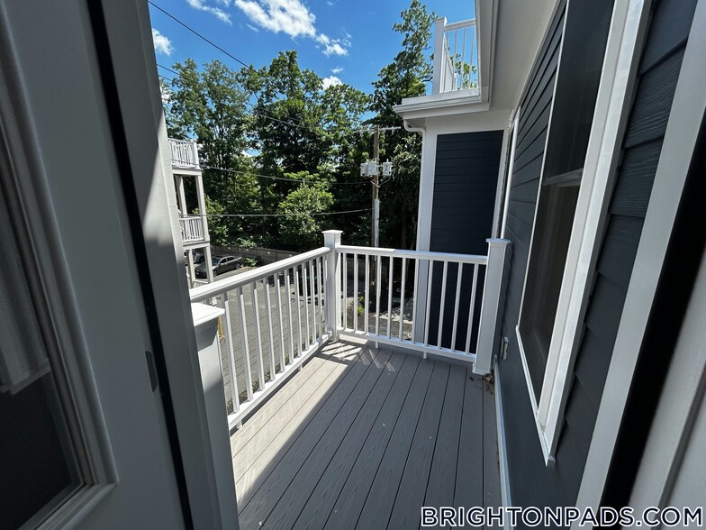 Building Photo - 124 Kenrick St
