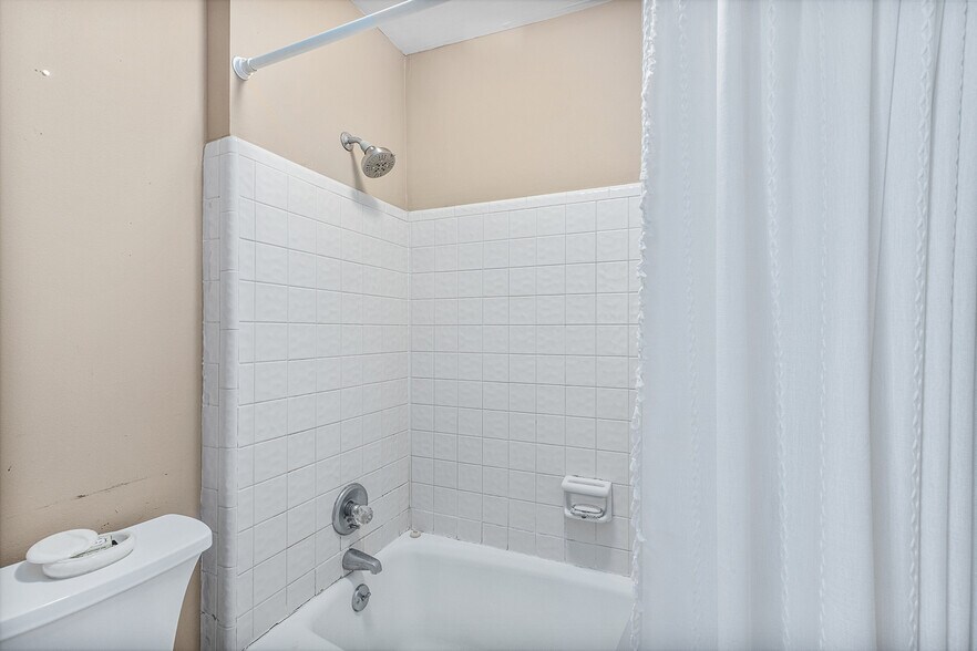 Building Photo - 104 Terrace Dr NE