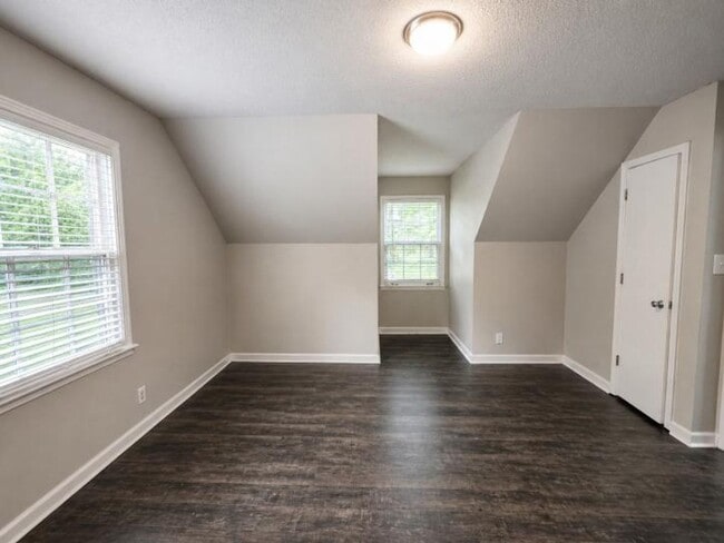 Building Photo - MOVE-IN SPECIAL!! $250 OFF First Month